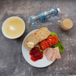 Dieta podstawowa  Kawa zbożowa z mlekiem kasza kukurydziana na ml Chleb mieszany pszenno-żytni Masło extra Sałata zielona Szynka Biesiadna Dżem Woda mineralna Pomidor